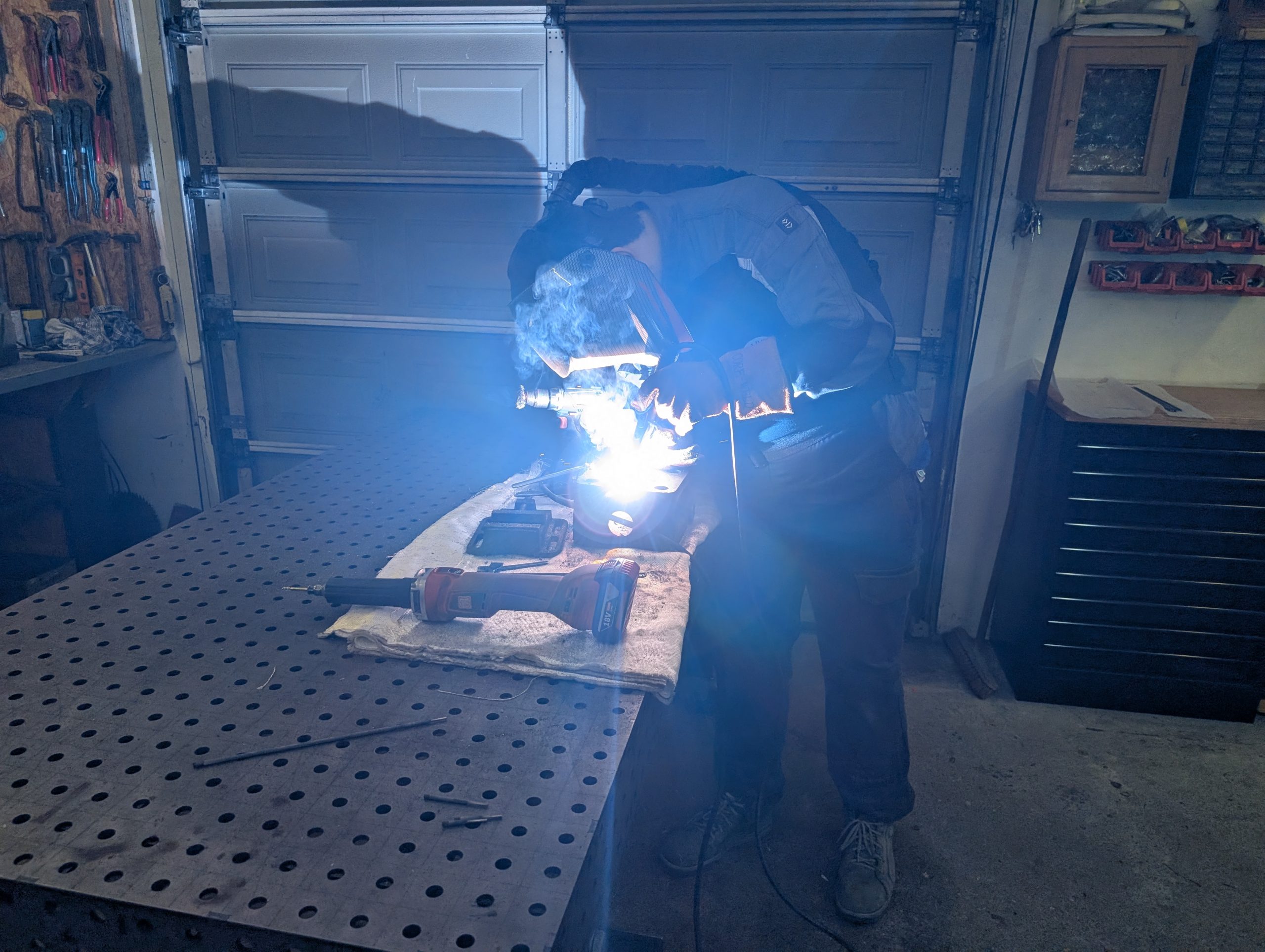 Dominik Putzer beim Schweißen in seiner Werkstatt in Leonberg, Oberpfalz
